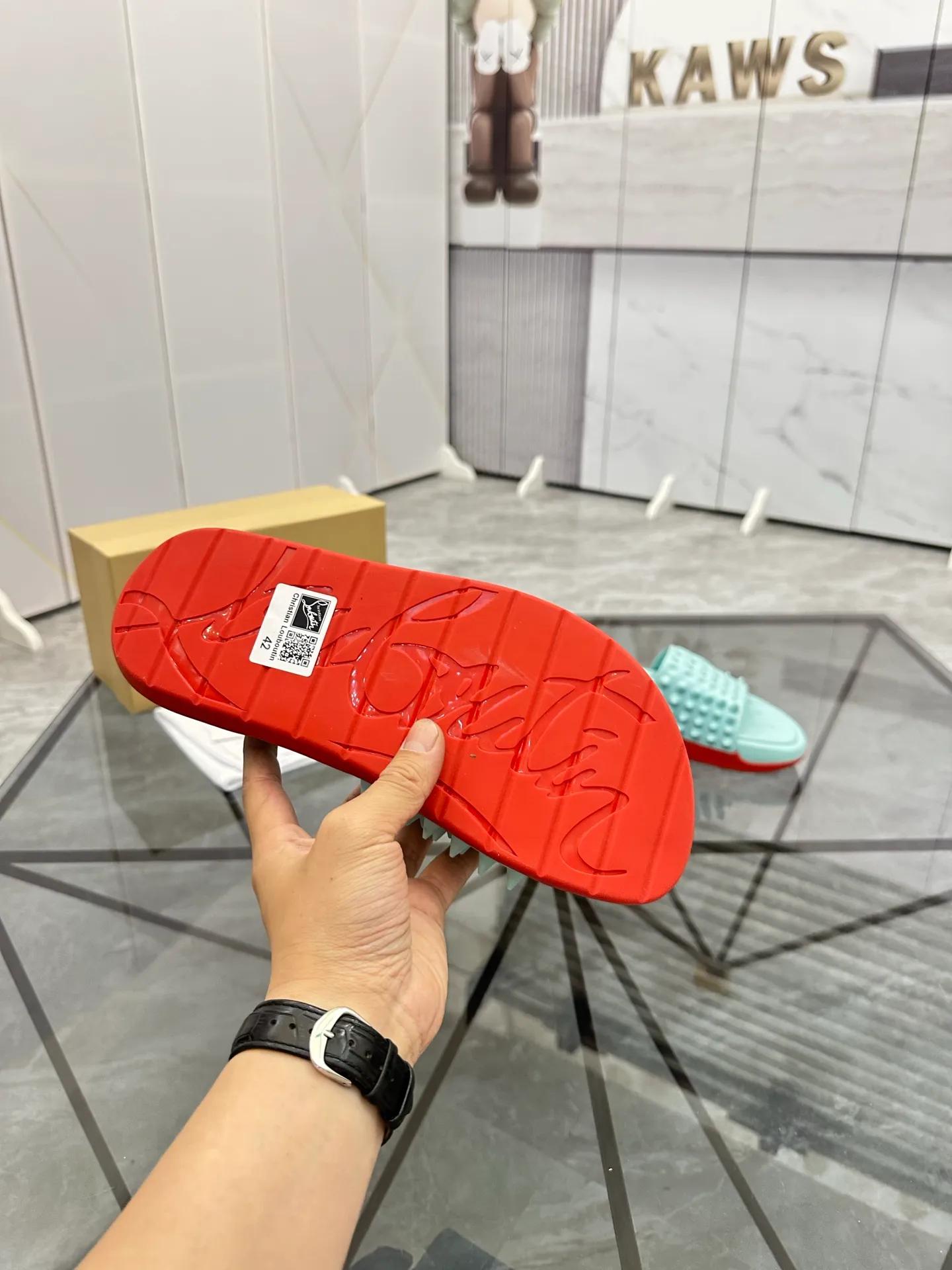 Men's shoes: 💰P300¥ Product trademark: CL red-soled shoes* "CL*" slippers Regular size: 38-44 (men's 45.46 can be customized) Product materials: imported cowhide upper, professional 5D craftsmanship, high-end rivets, sheepskin lining, original outsole. Number: 789